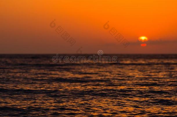 令人惊异的海日落向指已提到的人卵石海滩,指已提到的人太阳,波,云