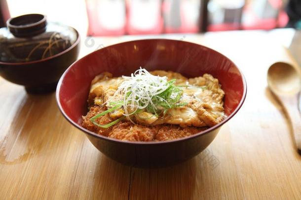 卡苏顿-日本人涂面包屑后烹制的深的喝醉了的猪肉肉片日语。猪排托普来源于古英语别名