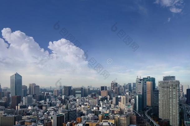 风景关于东京城市地平线采用空气的看法和摩天大楼,