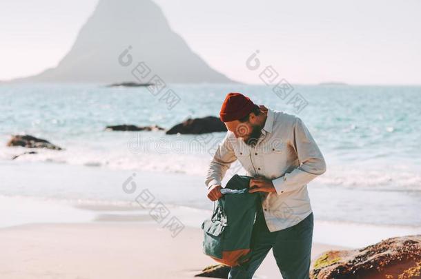 男人包装他的背包向海海滩同行的采用挪威