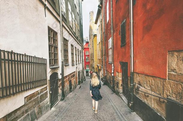 斯德哥尔摩城市旅行女人步行<strong>同行</strong>的单独的