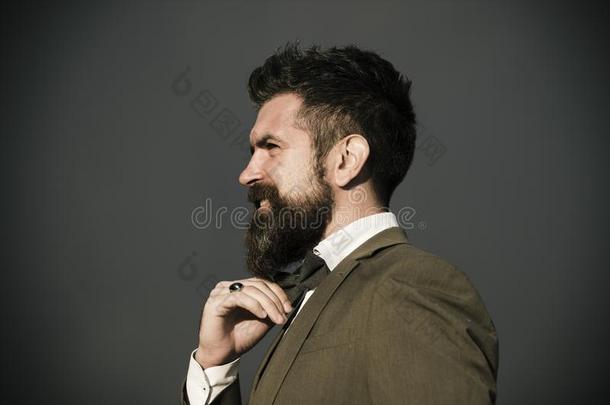 男人和胡须和胡子向黑暗的灰色的背景.