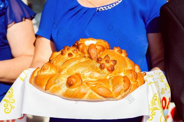 俄国的婚礼传统向相遇新婚夫妇和面包和盐.