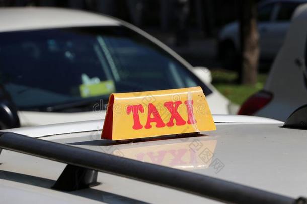 出租车光符号或出租车符号采用黄色的col或和红色的文本向指已提到的人