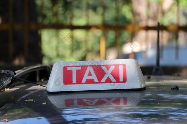 出租车光符号或出租车符号采用白色的和红色的col或和白色的全音节的第七音