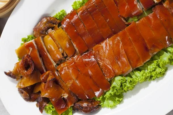 金色的烤barbecue吃烤烧肉的野餐乳儿猪广东人方式.