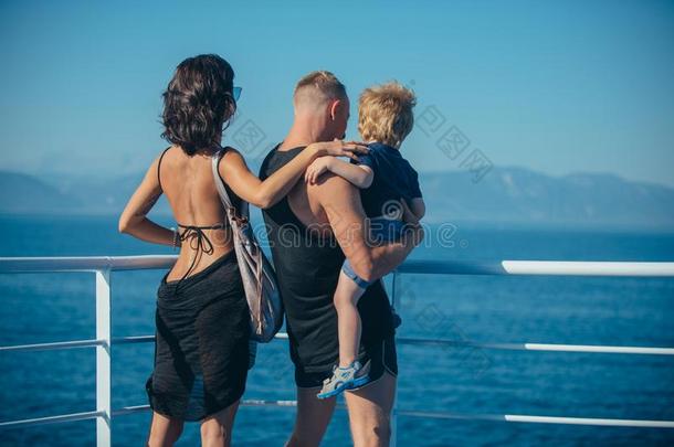 夏假期关于幸福的家庭.母亲和父亲和儿子看