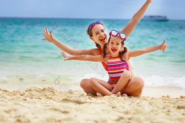 幸福的家庭母亲和<strong>责骂</strong>女儿采用面具向海滩采用萨姆梅