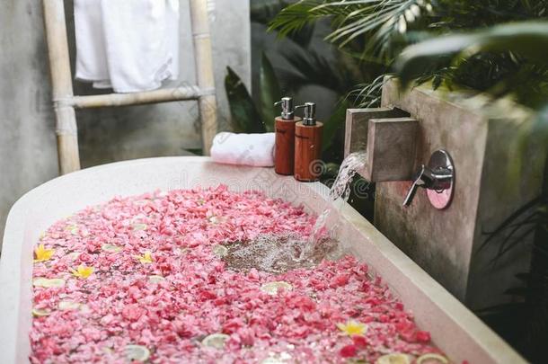沐浴澡盆和花花瓣装满和水