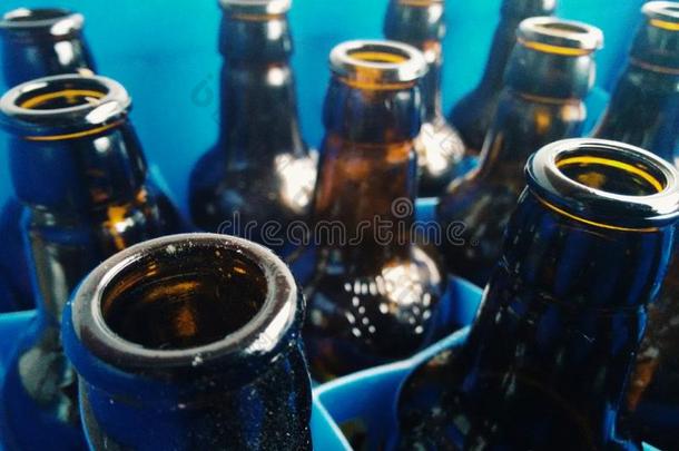 详细资料关于玻璃瓶子向蓝色塑料制品
