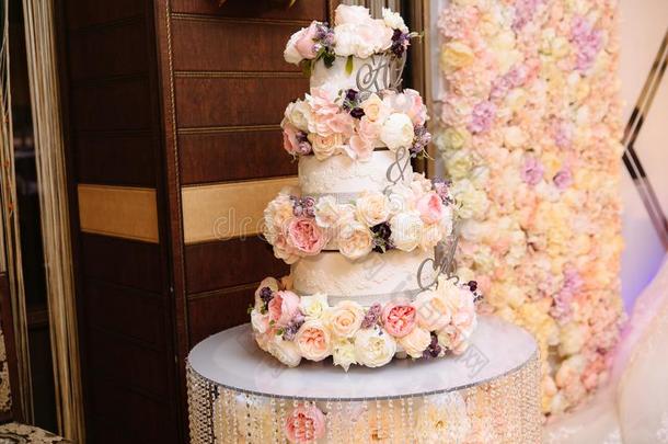 多级婚礼蛋糕装饰和花看台向一t一ble