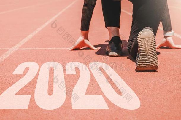 2020新年,运动员女人出发向线条为开始跑步