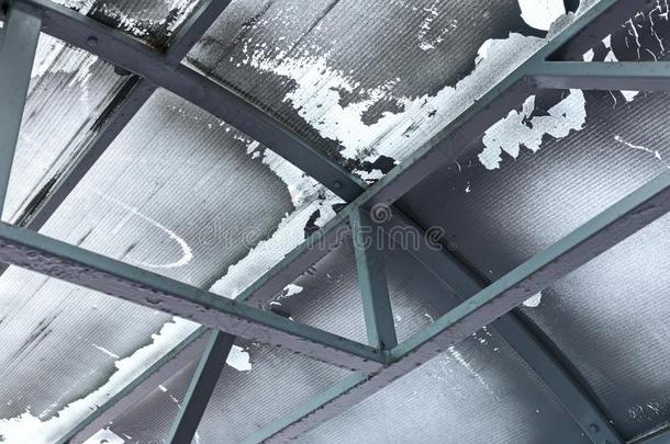 老的玻璃工业的天花板和金属梁,特写镜头看法