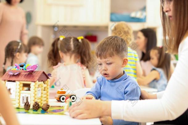 幼儿园小孩男孩建筑物玩具房屋采用游戏室在普雷斯乔