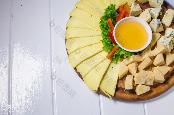 奶酪大浅盘和不同的奶酪,蜂蜜和蔬菜
