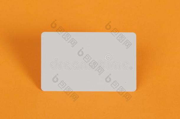 空白的白色的塑料制品卡片向桔子背景