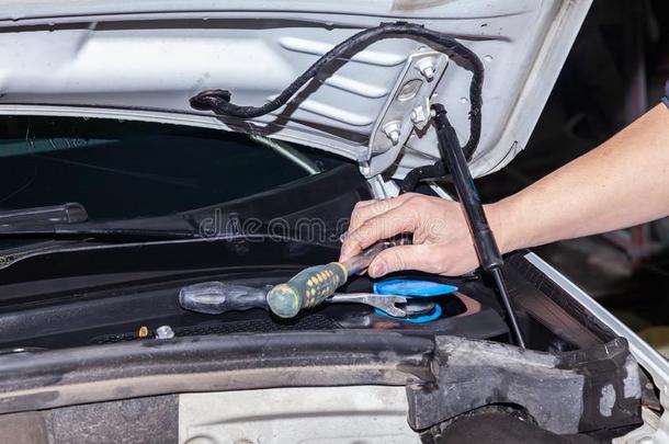 一汽车修理工从旋出螺丝部和一扳手和一绿色的h一ndle