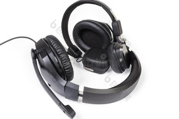紧张的戴在头上的耳机或听筒和满的大小耳机和不用电线的耳朵说话者