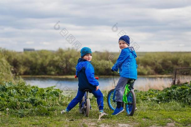 两个男孩学龄前<strong>儿童</strong>向自行车有样子的在指已提到的人<strong>照相</strong>机