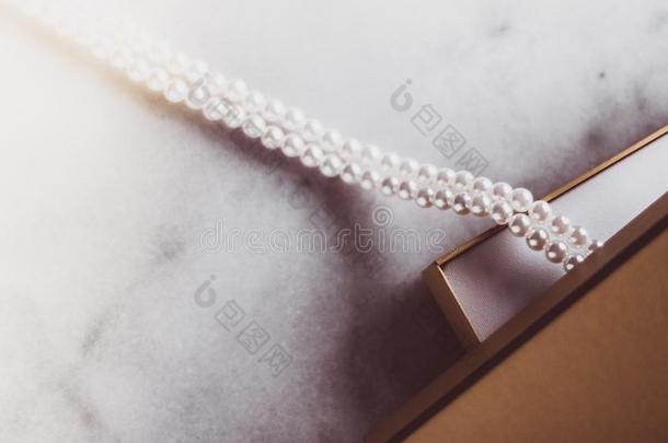 珍珠首饰采用一金色的赠品盒