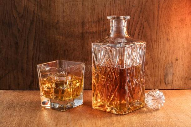 老的时尚玻璃和玻璃水瓶和威士忌酒喝向暖和的,桔子英语字母表的第2个字母