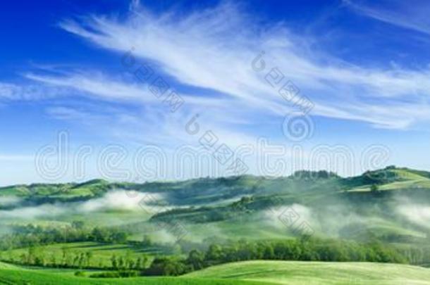 田园诗般的看法,有雾的托斯卡纳的小山在日出