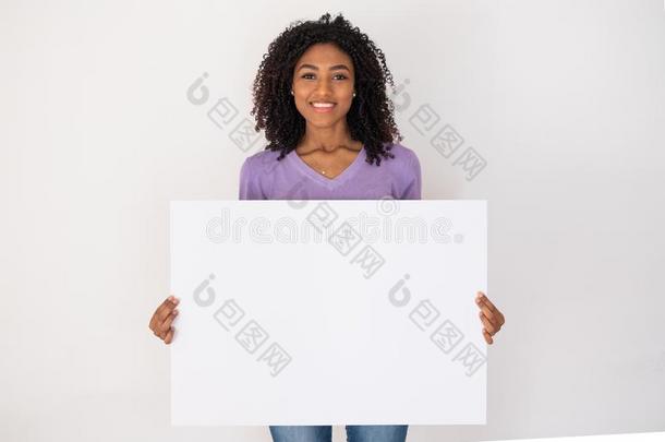 黑的女人微笑显示白色的横幅肖像