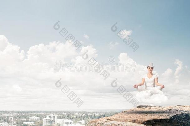 年幼的女人遵守心有意识的.