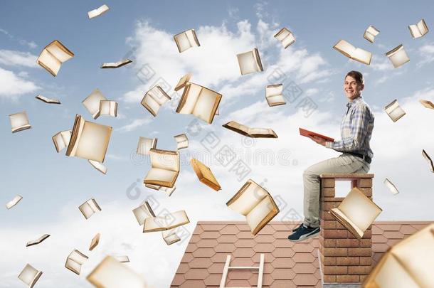 男人<strong>阅读</strong>书和许多关于他们飞行的采用天空