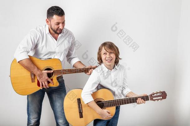 父亲和儿子演奏吉他