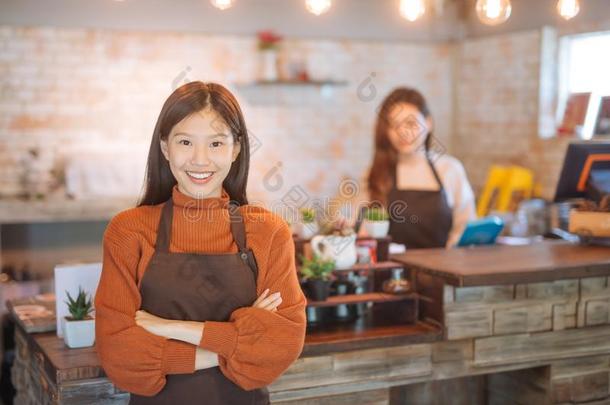 肖像关于亚洲人<strong>女孩</strong>女服务员佃户租种的土地菜单使人疲乏的<strong>围裙</strong>和英文字母表的第19个字母