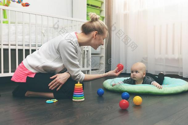 托婴服务-保姆演奏和小的婴儿向指已提到的人地面