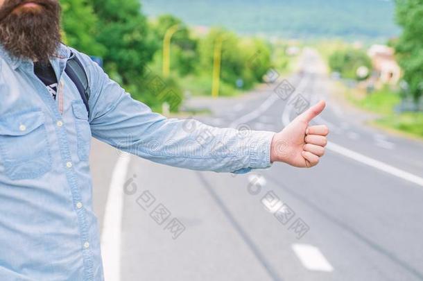 自动停车旅行.挑选我在上面.拇指在上面手势试图停止汽车路