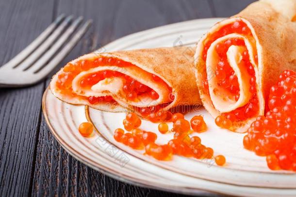 俄国的俄式薄煎饼-狂欢节烙饼和红色的鱼子酱