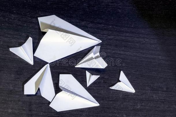 聚集关于纸飞机关于不同的大小