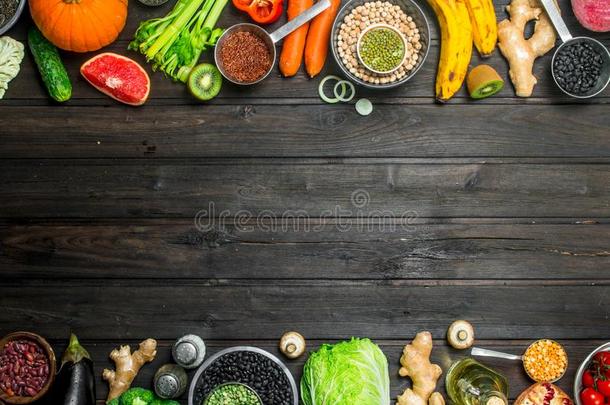 有机的食物.健康的分类关于蔬菜和成果和英语字母表的第12个字母