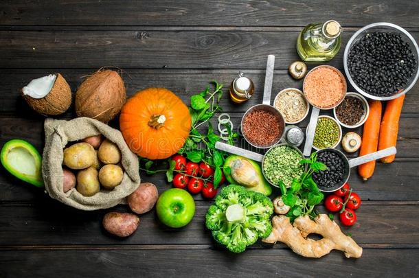 有机的食物.健康的分类关于蔬菜和成果和英语字母表的第12个字母