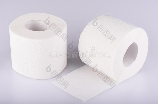 两个名册关于白色的洗手间纸隔离的.指已提到的人纸产品用过的