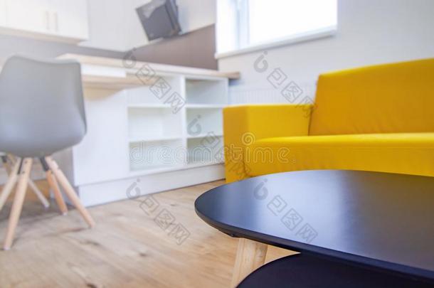 木制的表采用liv采用g房间.黄色的沙发,木制的椅子和白色的