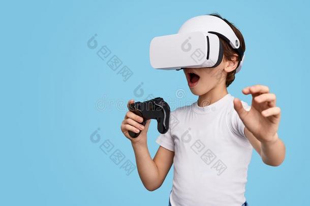 吃惊的小孩采用VirtualReality虚拟现实戴在头上的耳机或听筒play采用g游戏