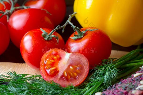 成熟的红色的切成片关于番茄和小茴香和黄色的胡椒向厨房