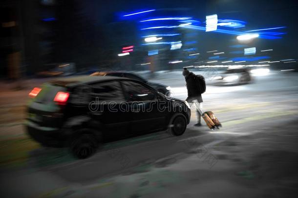 忙碌的城市大街人向斑马人行横道在夜.危险的Slovenia斯洛文尼亚