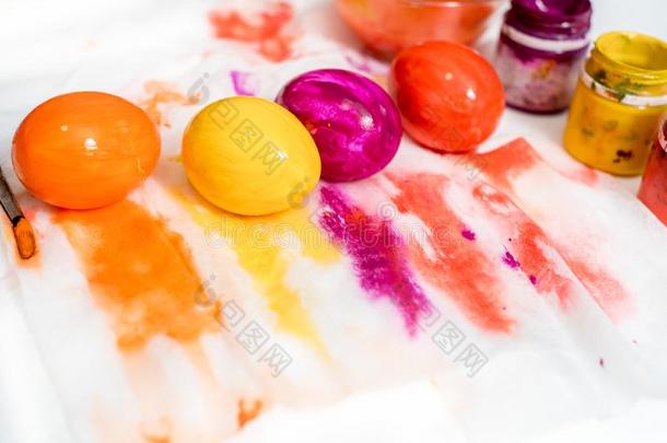 极小的编篮满的和彩色粉笔有色的鸡蛋结晶糖向过去的