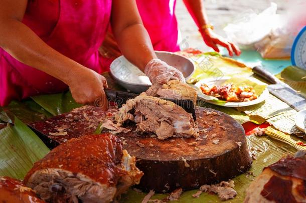 炭火<strong>烤乳猪</strong>国家的菲律宾的盘和女服务员手.女人卖