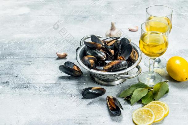 新鲜的海产食品蛤和葡萄酒和柠檬楔