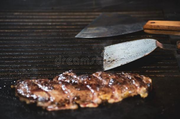 厨师烹饪术牛肉牛排,铁板烧采用饭店,精心选择的focal焦点的