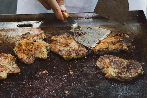 厨师烹饪术牛肉牛排,铁板烧采用饭店,精心选择的focal焦点的