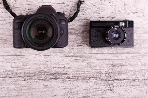特写镜头向灰色木制的背景两个照相机