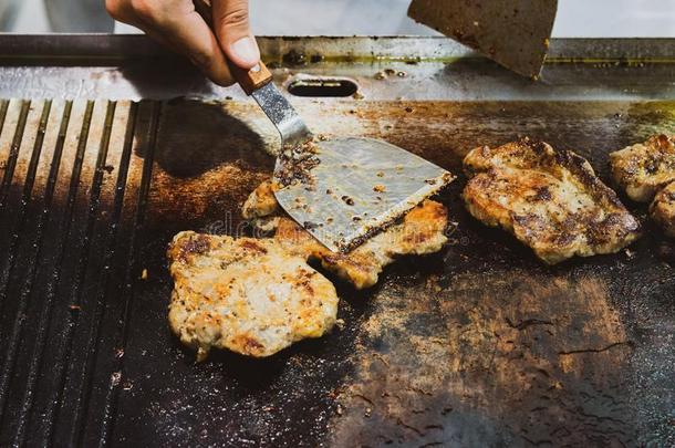 厨师烹饪术牛肉牛排,铁板烧采用饭店,精心选择的focal焦点的