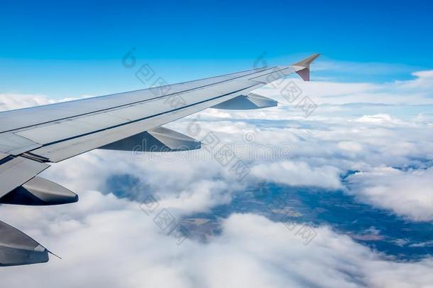 飞机翅膀飞行的在上面指已提到的人云